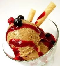 Helado de plátano y nueces con salsa de arándanos
