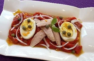 Ensalada de pimientos asados con ventresca de bonito y huevo
