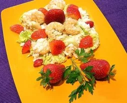 Ensalada de arroz con fresas y langostinos