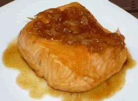 Salmón con miel y cebolla confitada