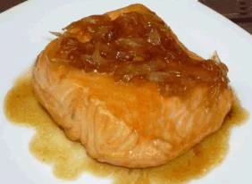 Salmón con miel y cebolla confitada