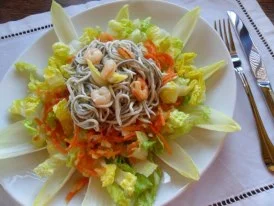 Ensalada templada de gulas y gambas