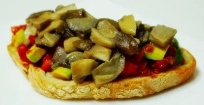 Bruschetta de setas con tomate y aguacate