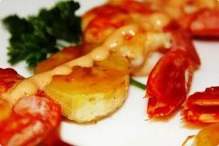 Brocheta de langostinos con plátano y mango