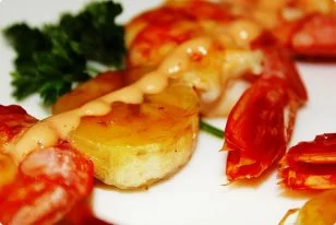 Brocheta de langostinos con plátano y mango