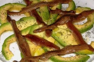 Ensalada de anchoas con aguacate al eneldo