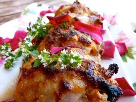 Codornices con pétalos de rosas