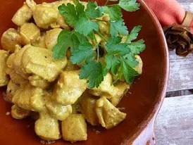 Curry de pollo con anacardos y naranja