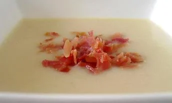 Crema de coliflor  con virutas de jamón
