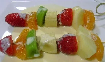 Brochetas de frutas con salsa de yogur