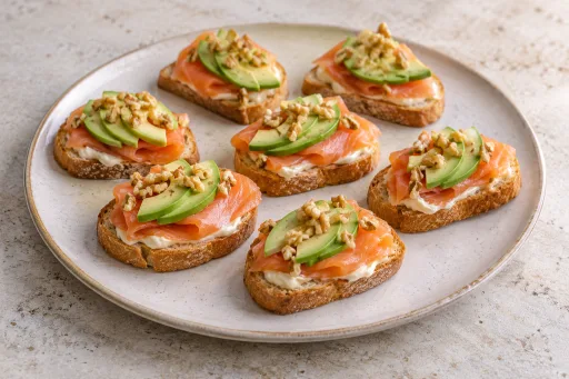 Canapés de salmón y aguacate