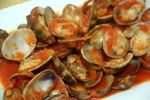 Almejas con tomate picante