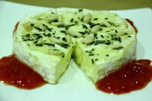 Queso camembert al Horno con Piñones y Romero