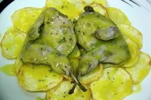 Codornices en escabeche sobre nido de patatas