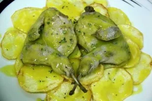 Codornices en escabeche sobre nido de patatas