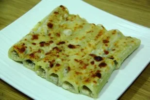 Rigatoni rellenos de crema de champiñones