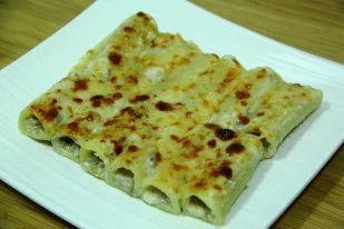 Rigatoni rellenos de crema de champiñones