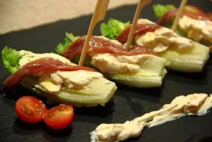 Cogollos con Queso a las Finas Hierbas y Anchoas