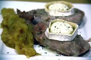 Solomillo con Queso de Cabra y Compota de Manzana