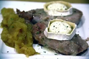 Solomillo con Queso de Cabra y Compota de Manzana