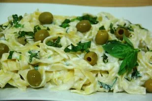 Tagliatelle con requesón y aceitunas