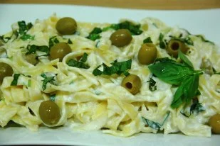 Tagliatelle con requesón y aceitunas
