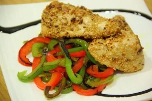 Bonito con ajonjolí y pimientos