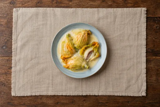 Flores de calabacín con mozzarella y anchoa