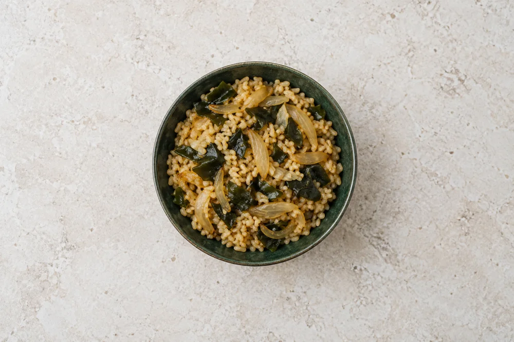 Alga wakame con arroz