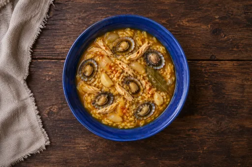 Arroz con pollo y llámparas