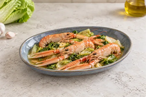 Cigalas salteadas con hojas de lechuga