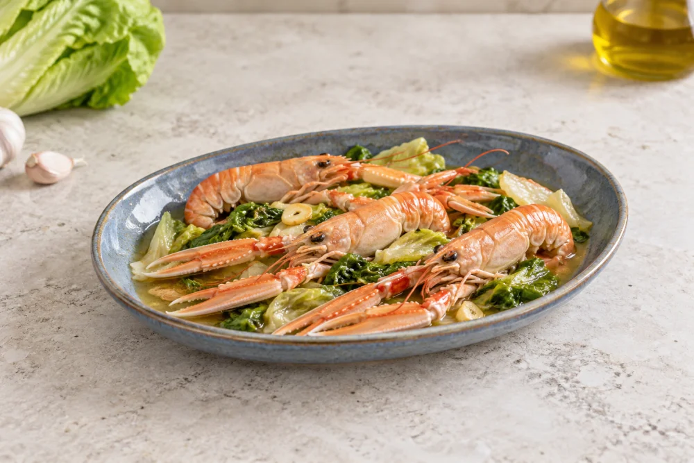 Cigalas salteadas con hojas de lechuga
