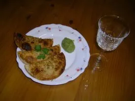 Empanadillas de rape y salsa guacamole