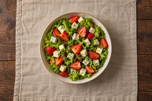 Ensalada de lechuga rizada con fresas