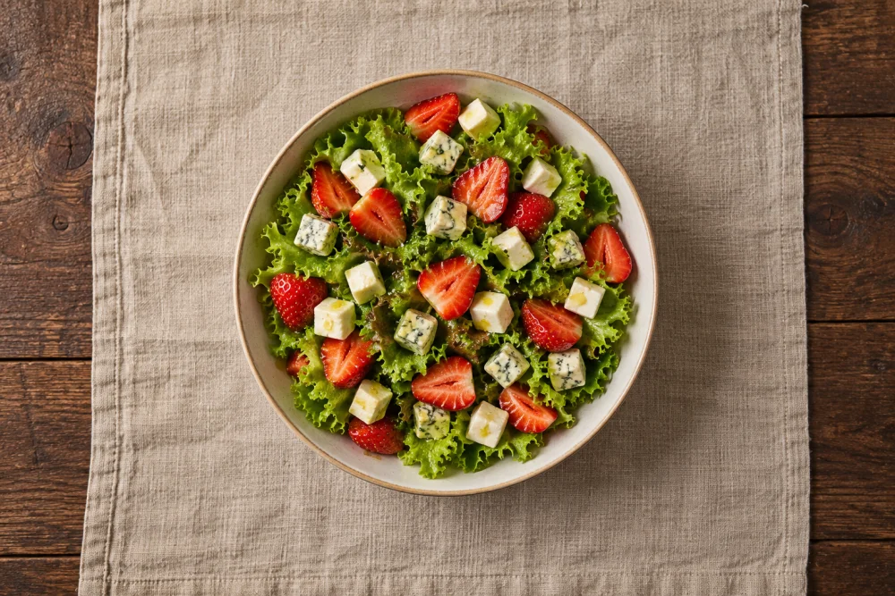 Ensalada de lechuga rizada con fresas
