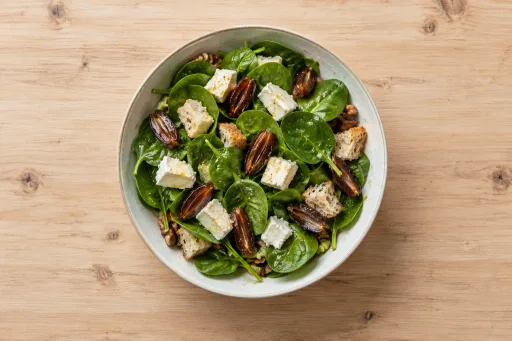 Ensalada de queso de cabra con dátiles y nueces