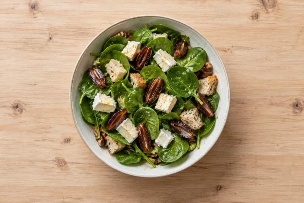 Ensalada de queso de cabra con dátiles y nueces