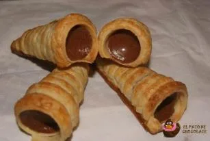 Cornetes de hojaldre rellenos de mousse de chocolate