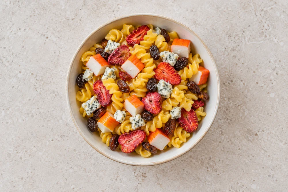 Ensalada de pasta de maíz con fresas deshidratadas