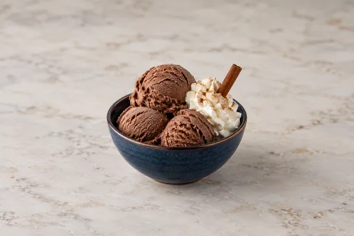 Helado de chocolate con canela y nata