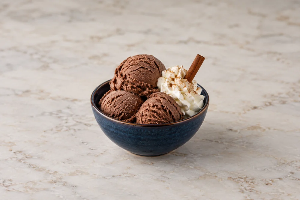 Helado de chocolate con canela y nata