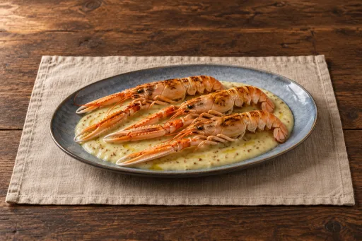 Cigalitas con sésamo y crema templada de puerro