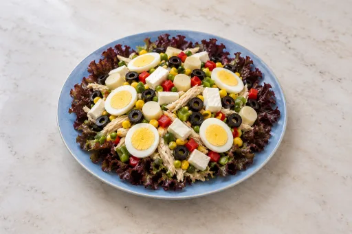 Ensalada de pollo sobre hojas de lechuga