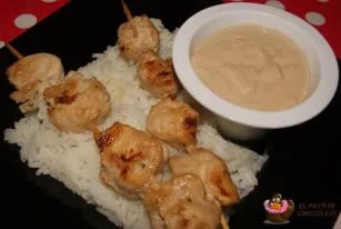 Satay de pollo