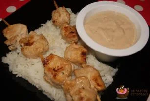 Satay de pollo