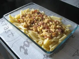 Macarrones con huevo y bacon