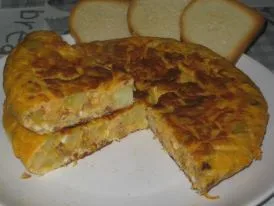 Tortilla de patata y picadillo de chorizo