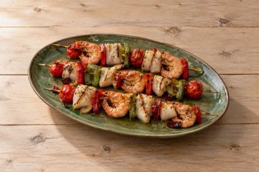 Brochetas de sepia y langostinos
