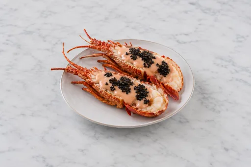 Langosta con caviar y salsa rosa
