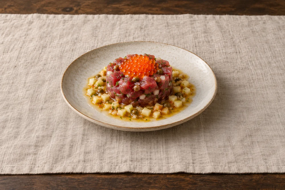Tartar de atún con huevas y vinagreta de manzana